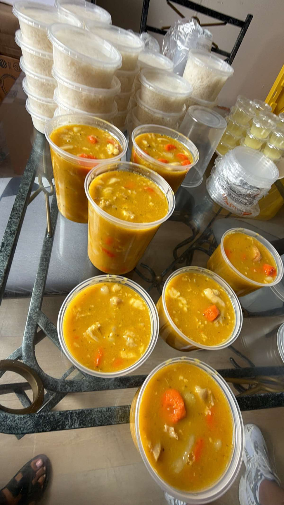 Varios envases de caldo y arroz listos para el delivery